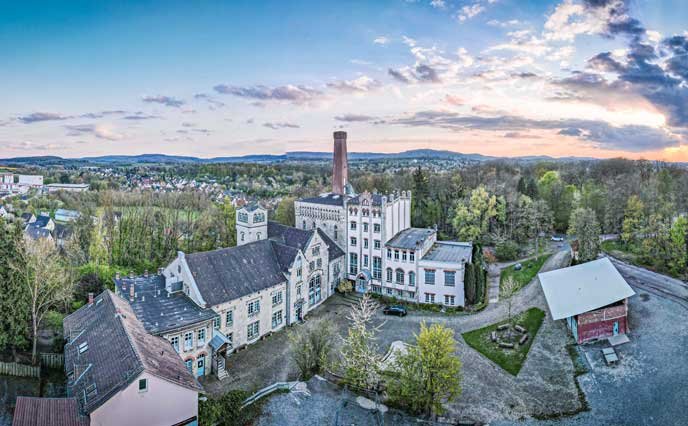Luftaufnahme des Schulgebäudes – die ehemalige Falkenkrugbrauerei